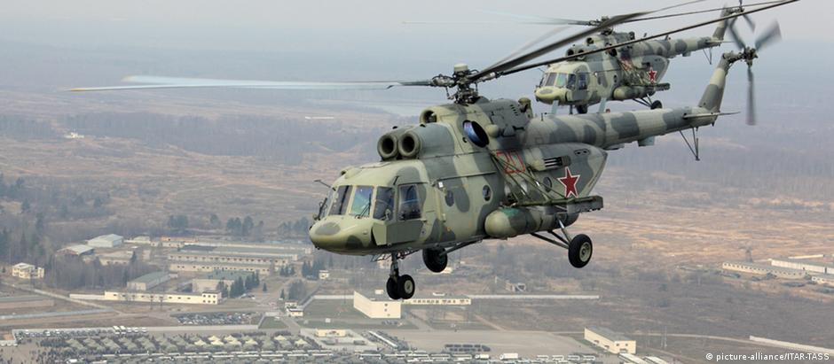Dois helicópteros Mi-8, o mesmo modelo que sofreu um acidente neste sábado na Sibéria. 