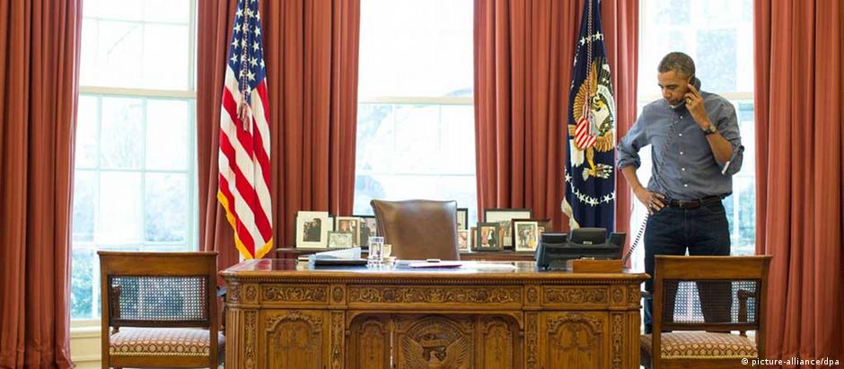 Obama em telefonema com Vladimir Putin no Salão Oval, fotografado por Pete Souza em março de 2014