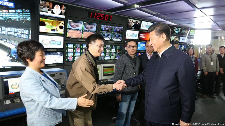 中國官媒中央電視台和新華社與人民日報都有「台灣頻道」或節目，不過這些被篩選呈現的內容與台灣主流民意差距甚遠。圖為中國國家主席習近平2016年訪問中央電視台畫面。