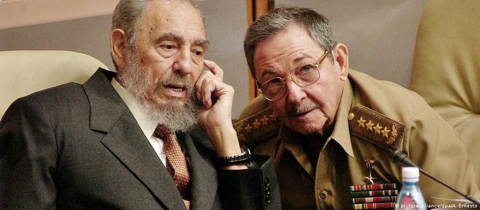 Imagem de arquivo mostra Fidel (e.) e Raúl Castro em 2004
