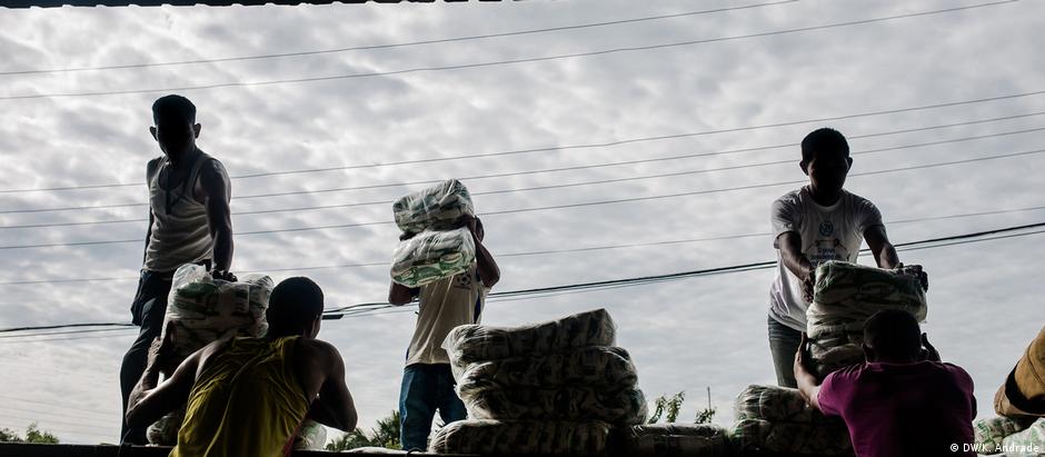 Imigrantes venezuelanos trabalham na cidade de Pacaraima, Roraima