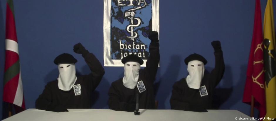 Membros mascarados do ETA em entrevista coletiva em 2011, quando anunciou um cessar-fogo permanente