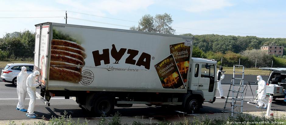 Caminhão frigorífico onde foram encontradas as 71 vítimas foi abandonado numa rodovia na Áustria