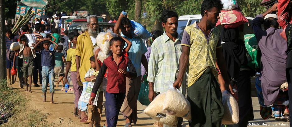 Membros da minoria muçulmana rohingya fogem de Myanmar em direção a Bangladesh
