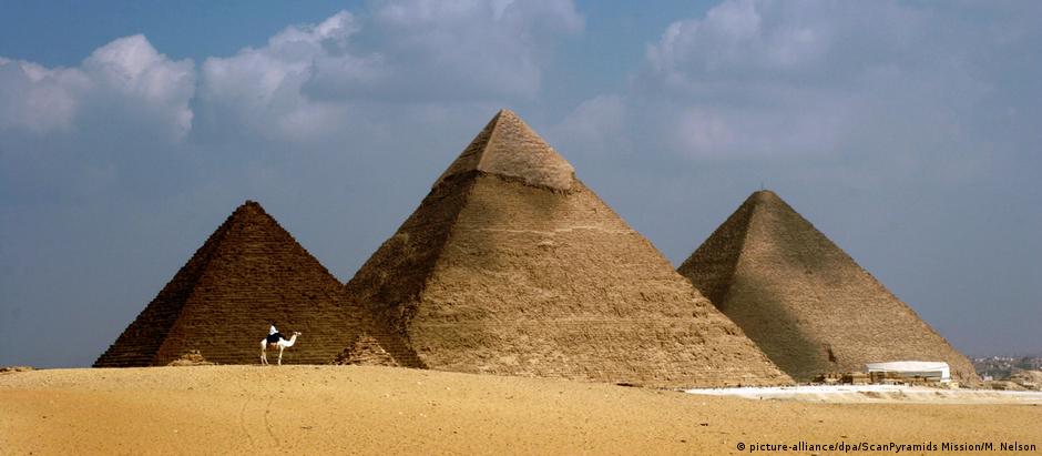 Grande Pirâmide de Gizé, no centro, foi construída há cerca de 4.500 anos