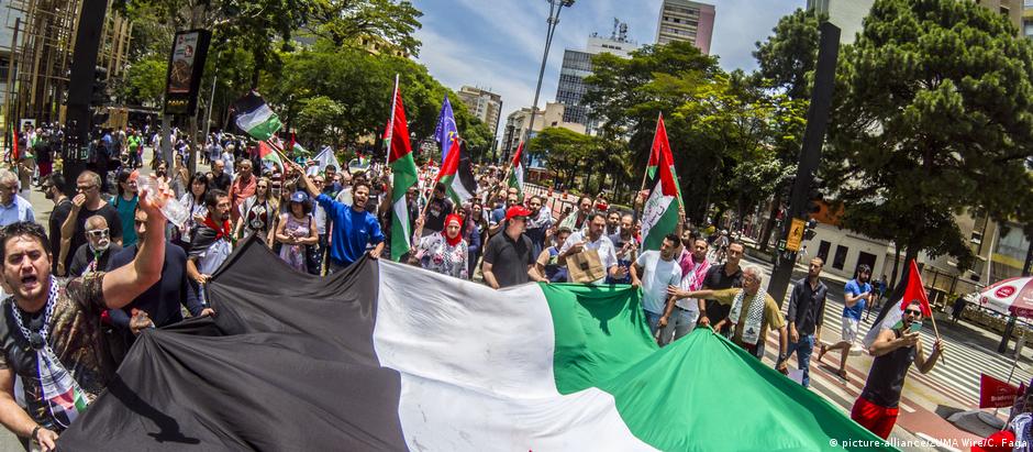 Manifestantes protestam em São Paulo contra o plano de Bolsonaro de transferir a embaixada de Tel Aviv para Jerusalém