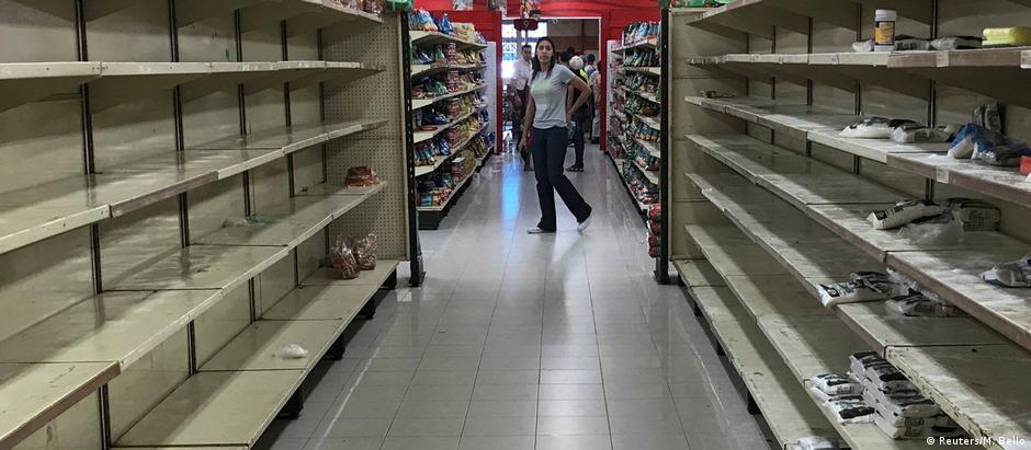 Prateleiras vazias em mercado venezuelano