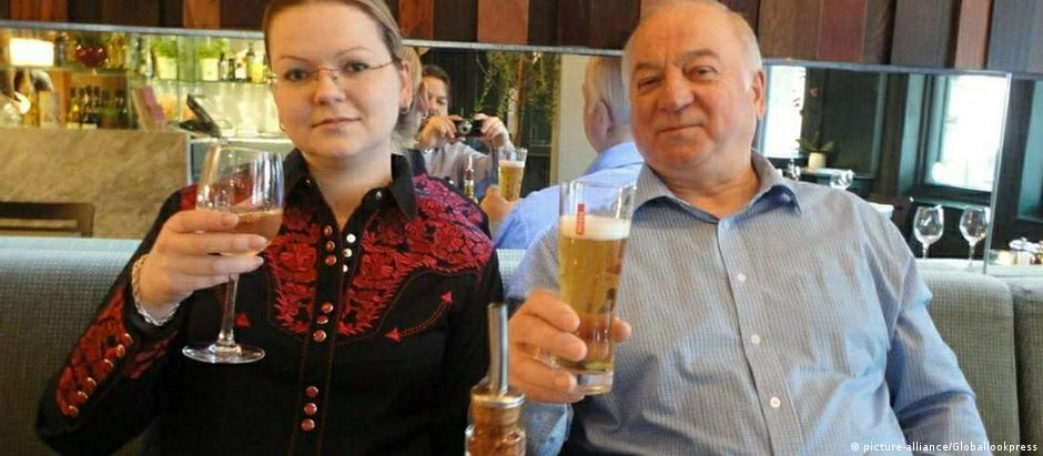 Ataque com veneno Novichok a ax-agente Serguei Skripal e sua filha Yulia, em março deste ano, teve participação de russos, afirma agência de notícias inglesa.
