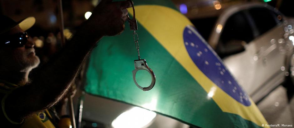 Diferenças nas visões políticas são vistas por 54% dos consultados no Brasil como a maior causa de tensão dentro da sociedade