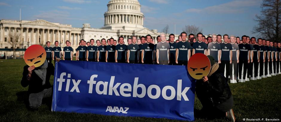 Protesto diante do Capitólio, em Washington, antes de depoimento de Mark Zuckerberg