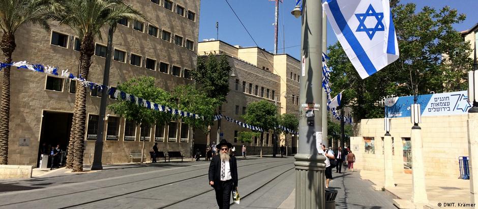 Na rua Jaffa, em Jerusalém, bandeiras são penduradas em preparação para as comemorações do jubileu israelense