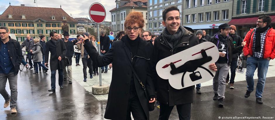 Autora Sibylle Berg (esq.) e ativista Dimitri Rougy estão entre organizadores da campanha antivigilância estatal 