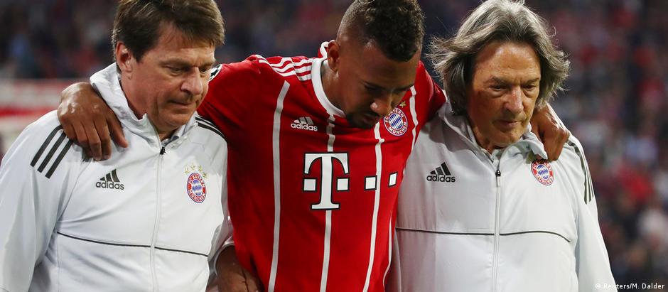 Zagueiro Jérôme Boateng sofre lesão muscular e é auxiliado pelos médicos do Bayern de Munique na saída de campo