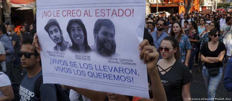 Protesto pela morte dos estudantes Marco García, Daniel Díaz e Salomón Aceves em Guadalajara
