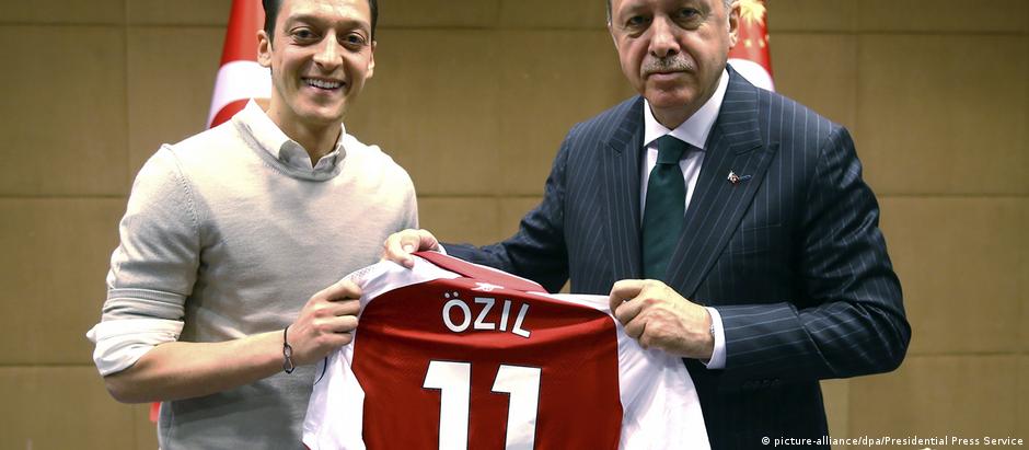 Özil entrega camiseta do Arsenal para Erdogan