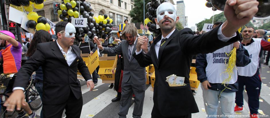 Manifestantes protestam em Buenos Aires contra o pedido de ajuda ao FMI