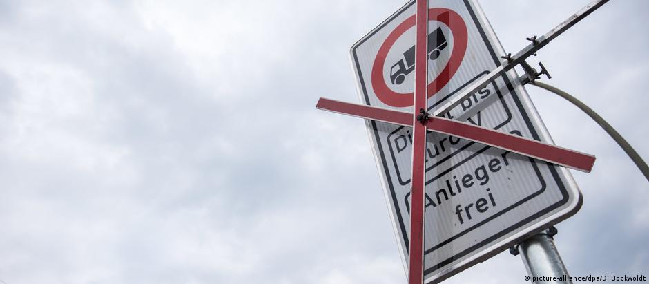 Placa de trânsito na Stresemannstraße já sinaliza proibição de caminhões a diesel antigos