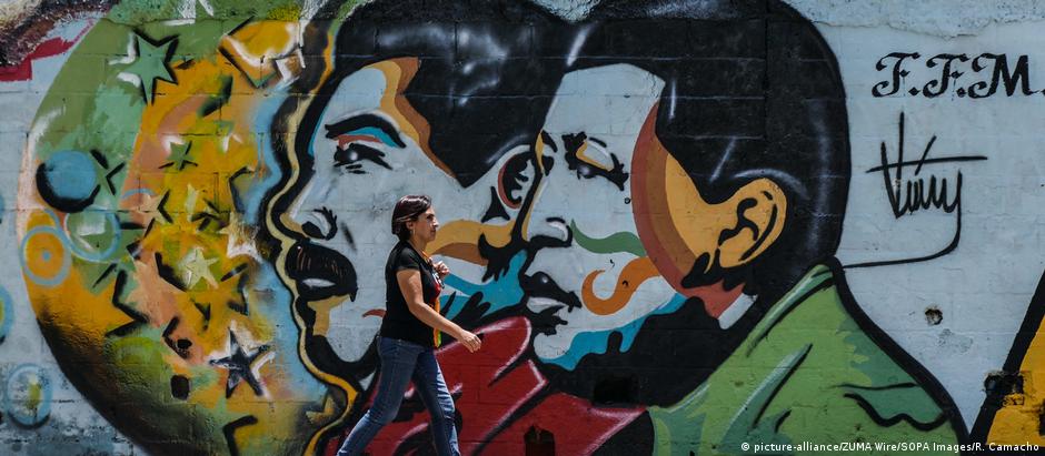 Imagem de Chávez e Maduro nas ruas de Caracas