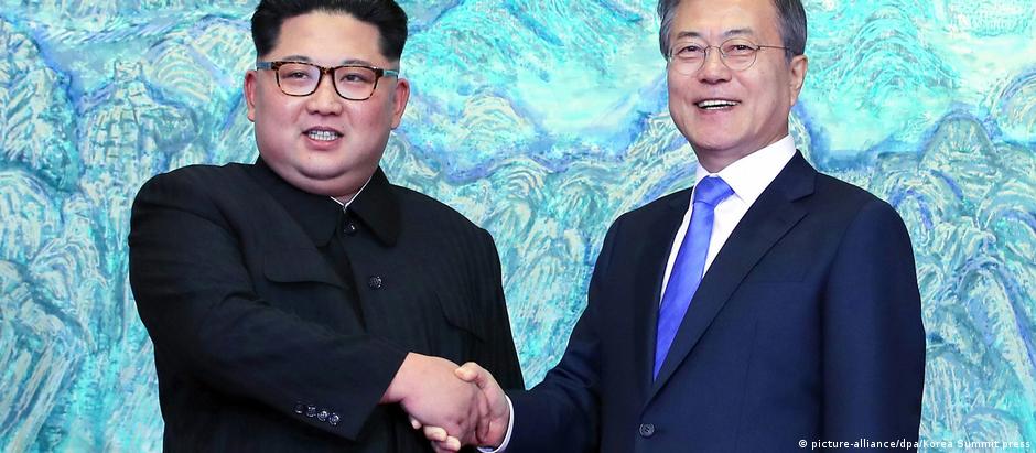 Kim (esq.) e Moon se reunirem na fronteira entre os dois países