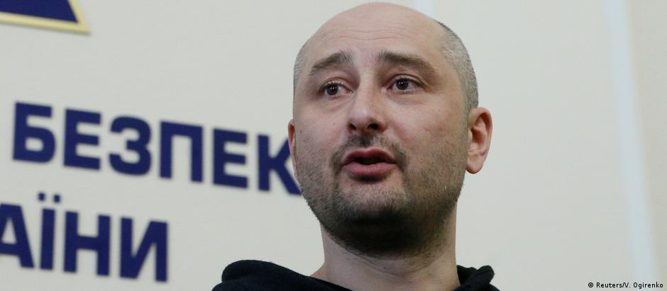 Jornalista ucraniano Arkadi Babchenko, durante coletiva de imprensa após assassinato encenado