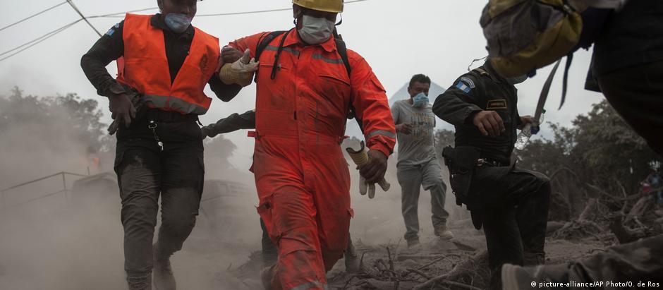 Bombeiros e policiais tiveram de interromper resgate devido à fumaça e às cinzas expelidas pelo vulcão