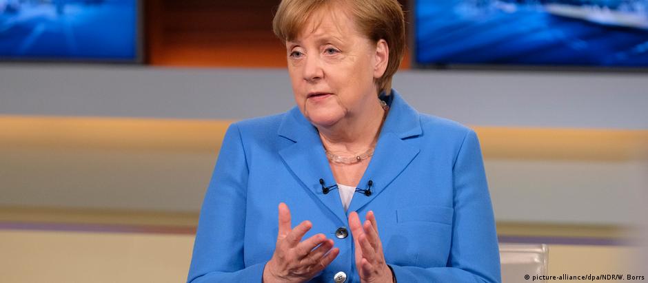 "Os superávits comerciais são calculados hoje de maneira relativamente antiquada", afirmou Merkel