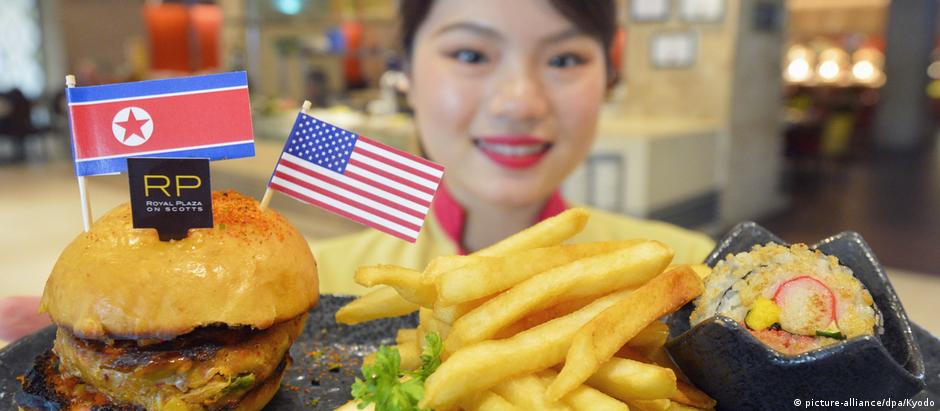Garçonete de restaurante em Cingapura mostra hambúrguer especial criado por ocasião do encontro Kim-Trump 