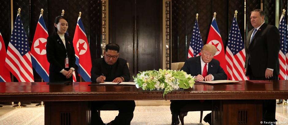 Kim Jong-un e Donald Trump assinam declaração conjunta em Cingapura