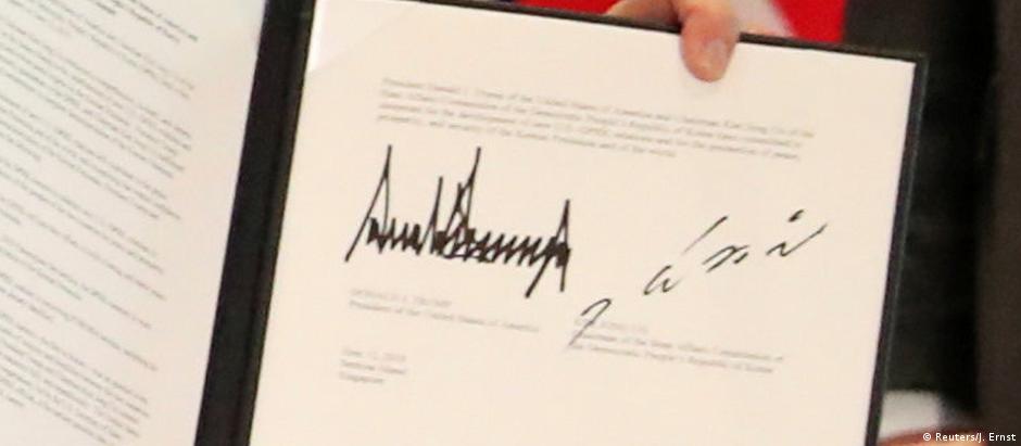 As assinaturas de Donald Trump e Kim Jong-un no documento com a declaração conjunta