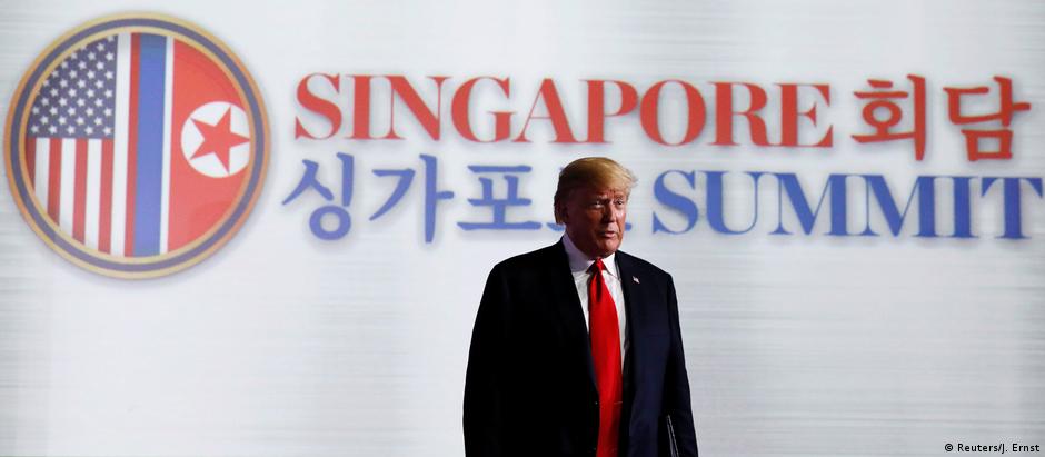 Donald Trump durante entrevista coletiva em Cingapura, antes de embarcar para Washington