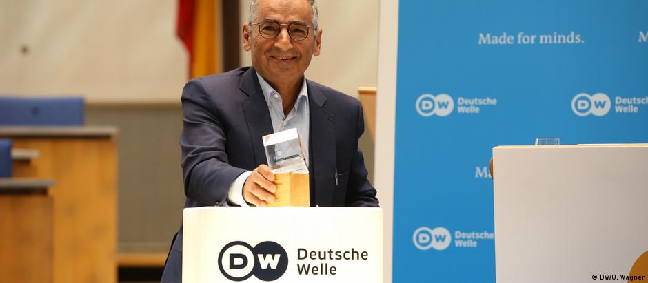 Zibakalam recebe o prêmio da DW durante a conferência Global Media Forum, em Bonn