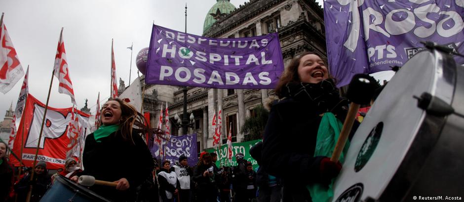 Manifestantes defendem legalização do aborto nas imediações do Congresso, em Buenos Aires