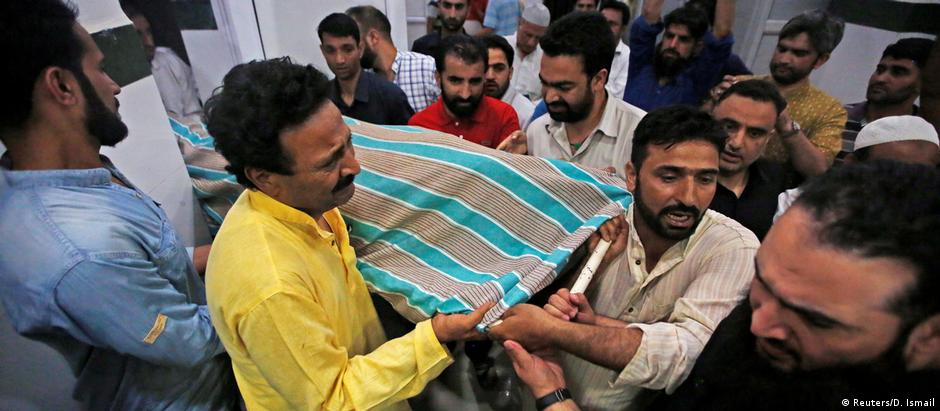 Amigos carregam corpo de Shujaat Bukhari, assassinado na Caxemira