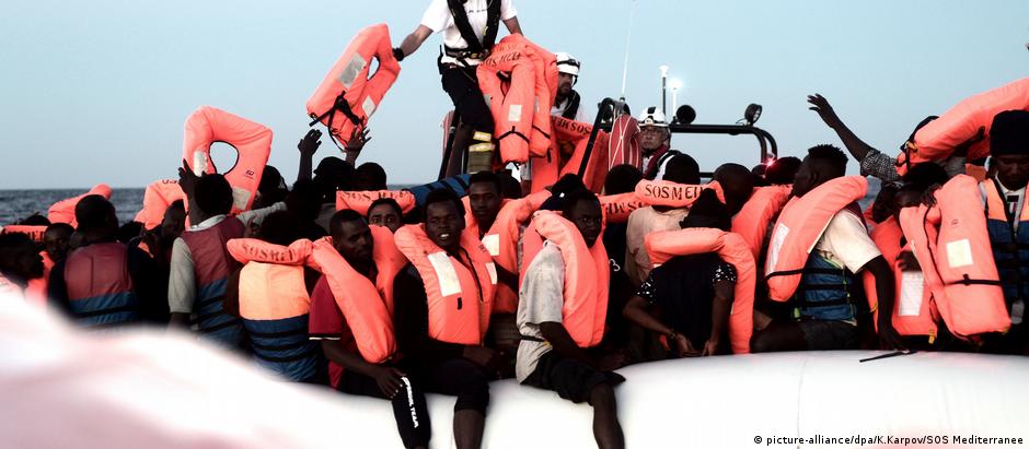 Imagem utilizada pela Benetton em nova campanha mostra refugiados sendo resgatados pela equipe da SOS Méditeranée