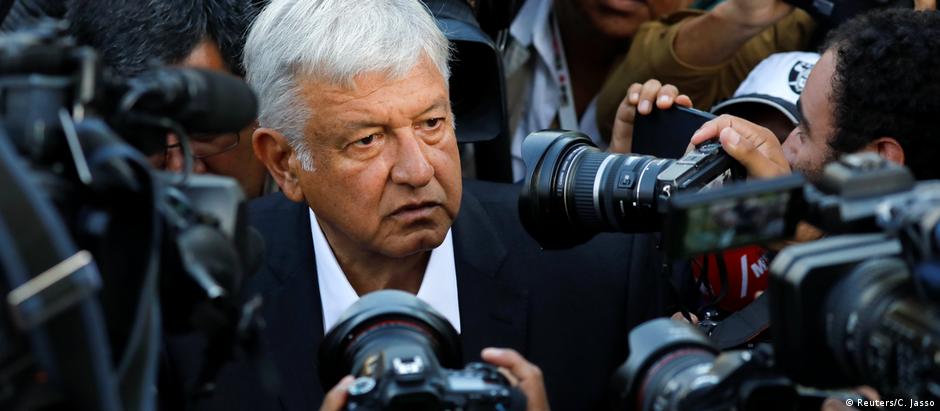 Andrés Manuel López Obrador, de 64 anos, é chamado de Amlo pelos seus apoiadores e tenta pela terceira vez chegar à presidência