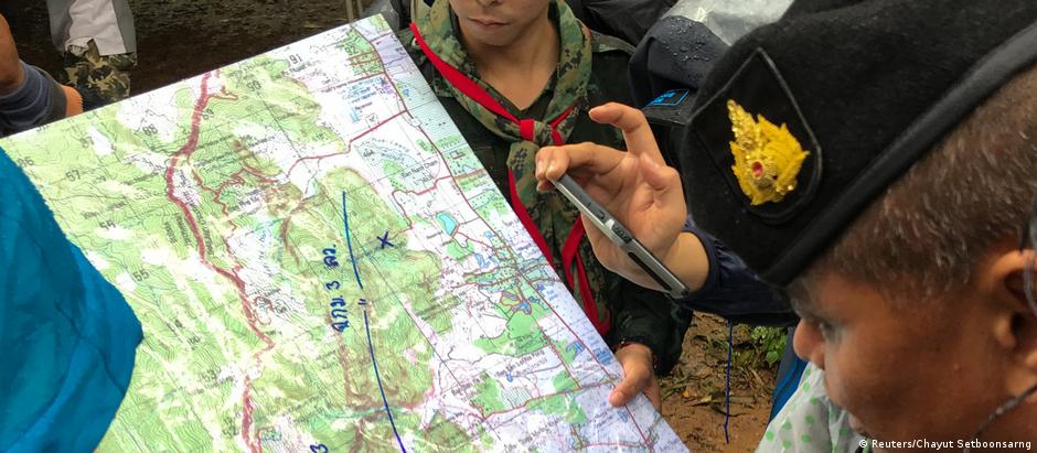 Equipes de resgate analisam mapa da região onde está localizada a caverna, na província de Chiang Rai