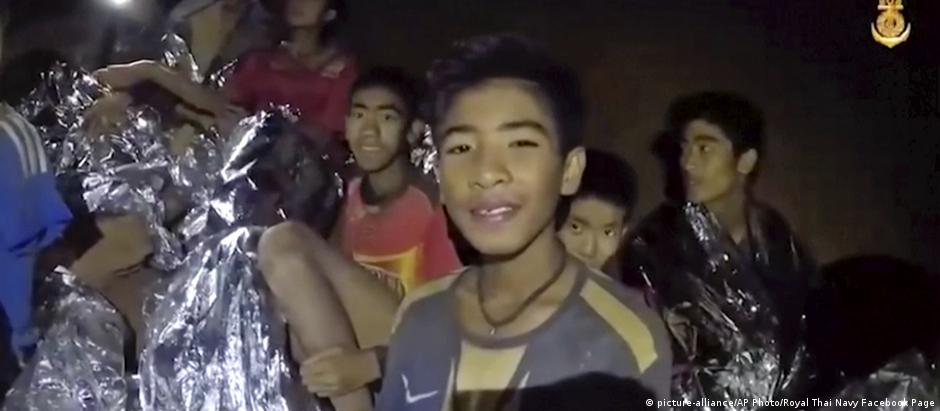 Grupo de 12 adolescentes e técnico de futebol ficaram presos em caverna no dia 23 de junho