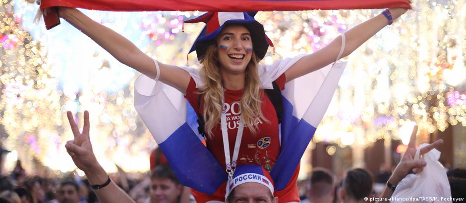 Torcedores celebram a vitória da Rússia contra a Espanha na Copa de 2018