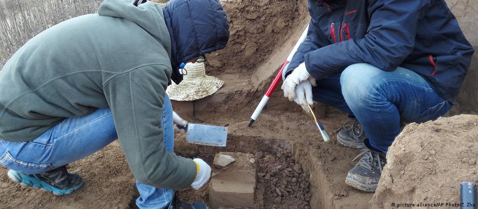 Pesquisadores durante os trabalhos no sítio arqueológico do Planalto de Loess