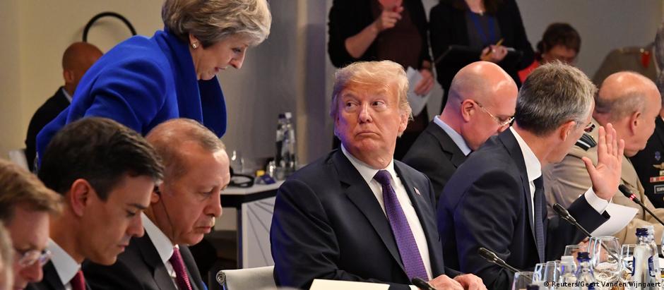Donald Trump olha para Theresa May durante reunião em Bruxelas