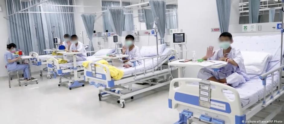Em vídeo, sobreviventes da Tailândia parecem relaxados no hospital