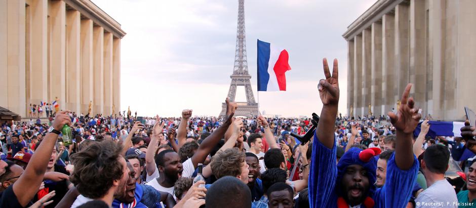 Multidão em Paris comemora conquista do bicampeonato mundial pela seleção francesa