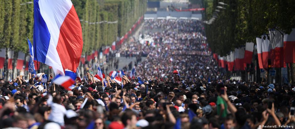 Centenas de milhares de torcedores lotaram a avenida Champs-Élysées para recepcionar o bicampeões mundiais