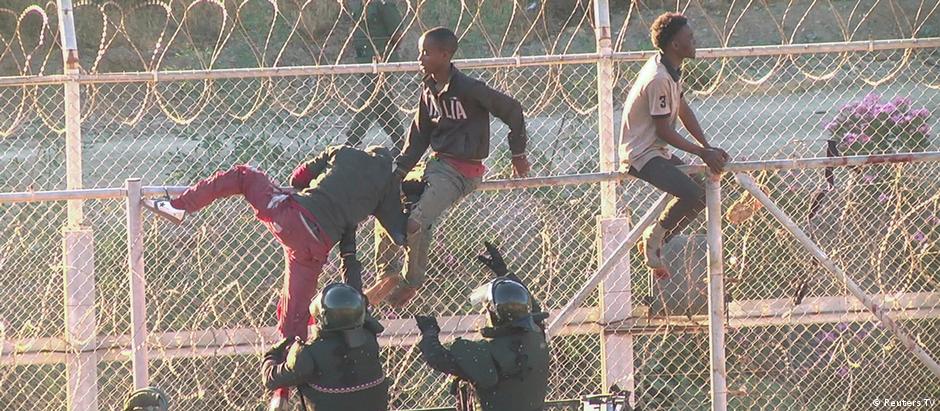 Centenas de jovens migrantes escalaram cerca de arame farpado em Ceuta