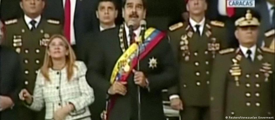 Maduro no palanque no momento em que é ouvida a explosão