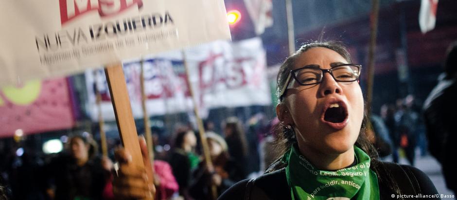 Manifestante pró-aborto em Buenos Aires