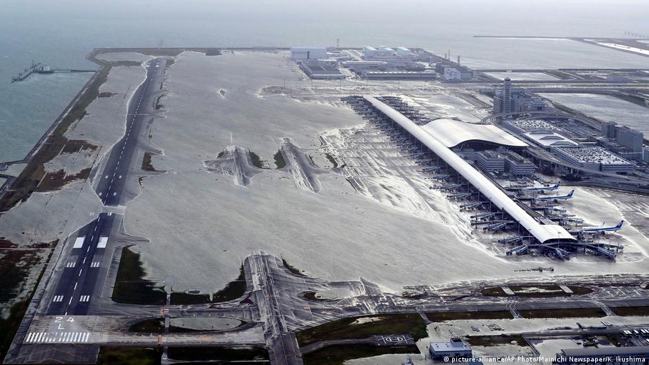 日本關西地區遭遇燕子台風襲擊，號稱是25年來最強台風，圖為關西機場淹水。（圖／德國之聲）