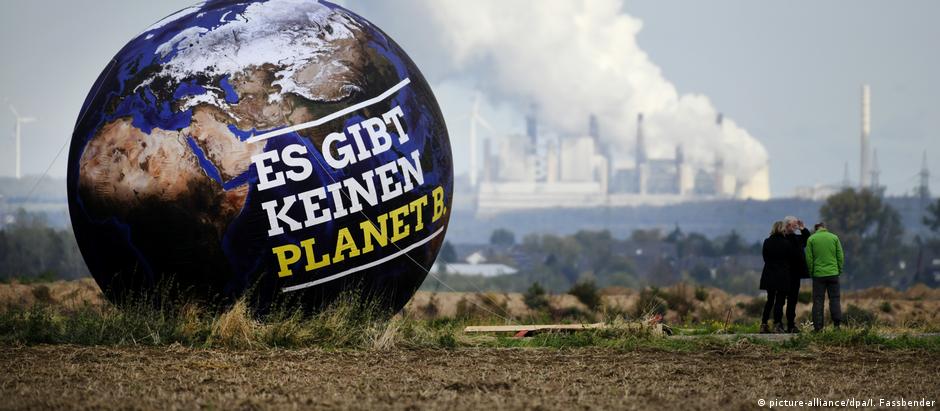 Congresso do Partido Verde lembra: não há um planeta B. Ao fundo, usinas de carvão