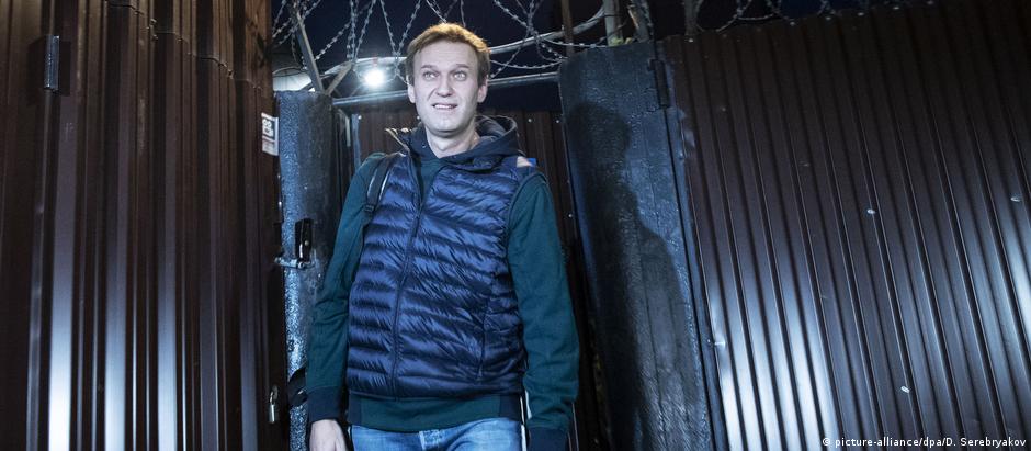 Oposicionista russo Alexei Navalny sai da prisão