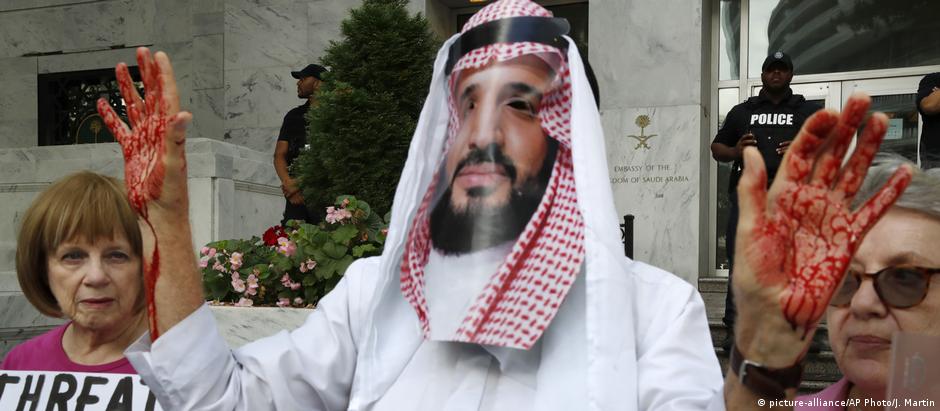 Protesto contra príncipe Salman diante da embaixada saudita em Washington